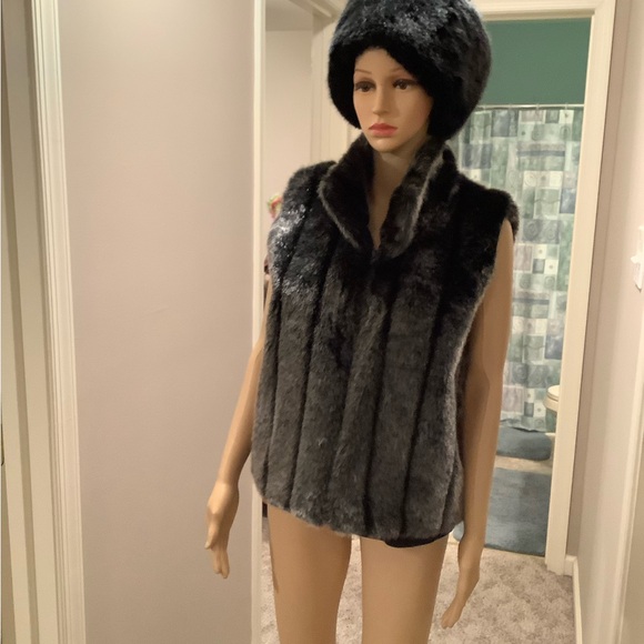 Elegant Black Faux Fur Vest Size Large - Picture 1 of 16